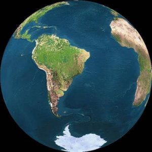 Terra vista do espaço. Recuperado em 3 de março de 2020, de https://geopoliticadopetroleo.wordpress.com/2010/07/21/forcas-armadas-realizam-simulacao-para-defesa-do-pre-sal/atlantico-sul-visto-do-espaco/