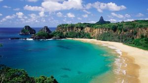 Baia do Sancho, Fernando de Noronha, PE, Brasil. Recuperado em 3 de maio de 2020, de https://robsonpiresxerife.com/brasil/praia-brasileira-e-eleita-a-mais-bela-do-mundo/