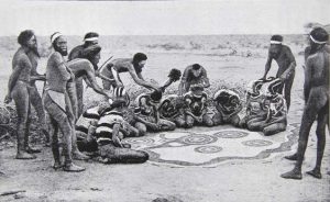 Ritual aborígene. Austrália. Recuperado em 10 maio de 2020, de https://www.pinterest.ru/pin/535717318153960272/